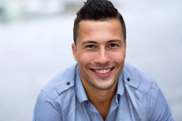 Joven sonriendo — Foto de Stock