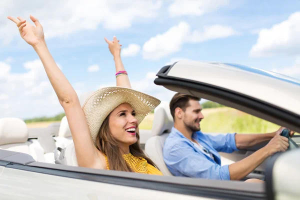 コンバーチブルで幸せなカップル運転 — ストック写真