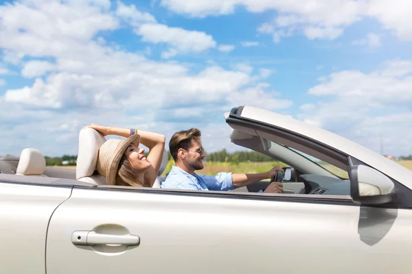 Szczęśliwa para jazdy w kabriolecie — Zdjęcie stockowe