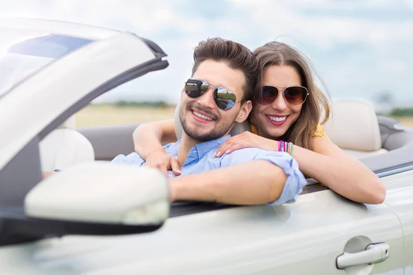 Glückliches Paar fährt im Cabrio — Stockfoto