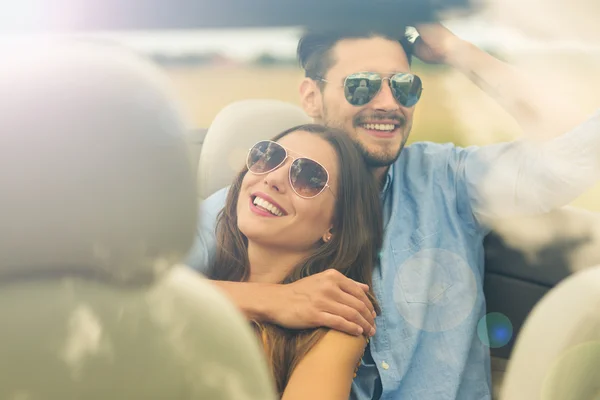 Pareja disfrutando de un viaje por carretera juntos — Foto de Stock