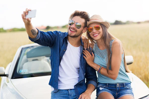 Pareja disfrutando de un viaje por carretera juntos — Foto de Stock