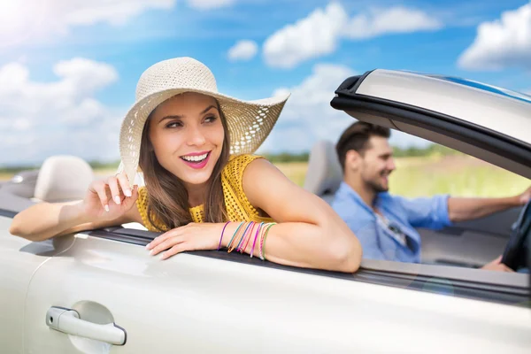 Couple profitant d'un road trip ensemble Images De Stock Libres De Droits