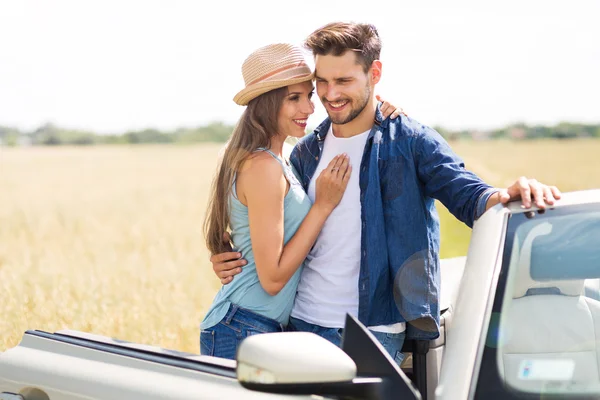 Young couple standing near convertible — Stock Photo, Image