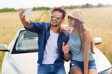 Bir yol gezisi sırasında üzerinde çekim Çift