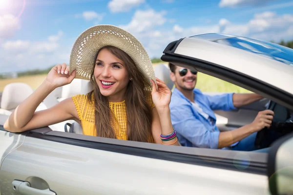 Ehepaar genießt eine Fahrt im Cabrio — Stockfoto