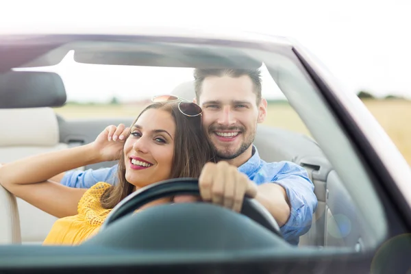 Pareja disfrutando de un viaje en un convertible — Foto de Stock