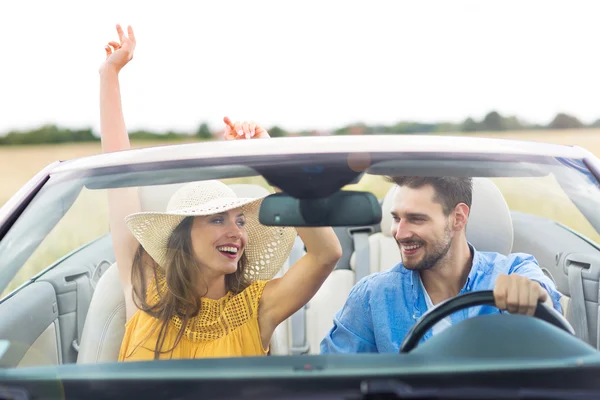 Ehepaar genießt eine Fahrt im Cabrio — Stockfoto