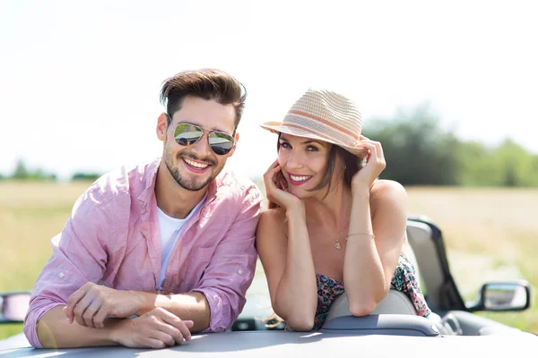 Pareja disfrutando de un viaje en un convertible — Foto de Stock