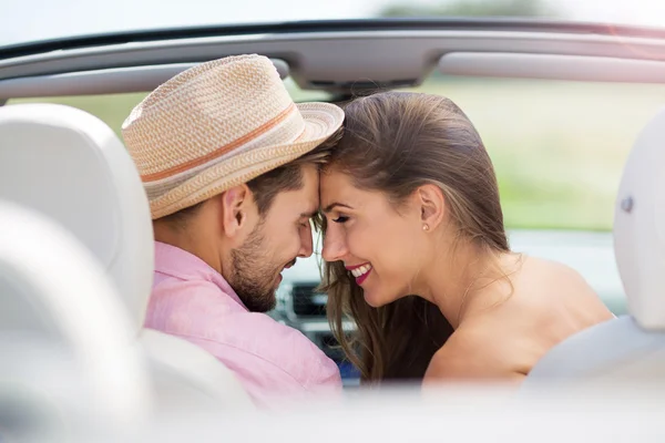 Ehepaar genießt eine Fahrt im Cabrio — Stockfoto