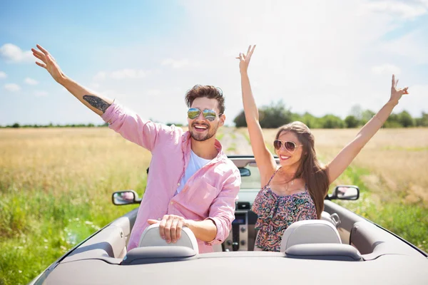 Ehepaar genießt eine Fahrt im Cabrio — Stockfoto