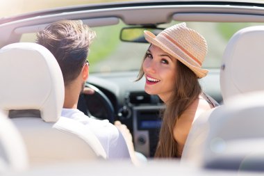 Üstü açık bir araba bir sürücüye zevk çift