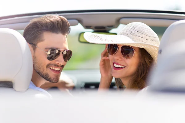 Ehepaar genießt eine Fahrt im Cabrio — Stockfoto