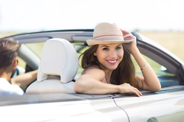 Pareja disfrutando de un viaje en un convertible — Foto de Stock