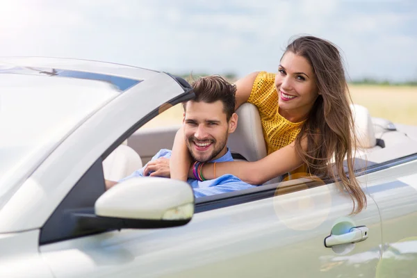 Ehepaar genießt eine Fahrt im Cabrio — Stockfoto