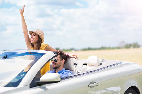 Couple enjoying a drive in a convertible — Stock Photo, Image