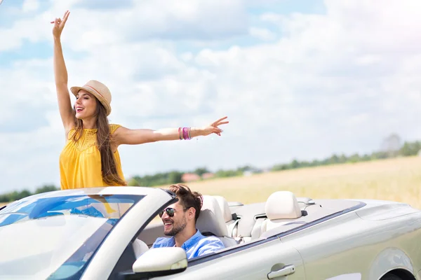 Pareja disfrutando de un viaje en un convertible — Foto de Stock