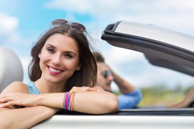 Üstü açık bir araba bir sürücüye zevk çift