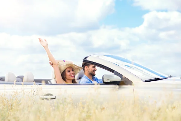 Ehepaar genießt eine Fahrt im Cabrio — Stockfoto