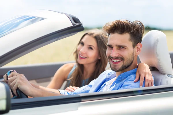 Pareja disfrutando de un viaje en un convertible — Foto de Stock