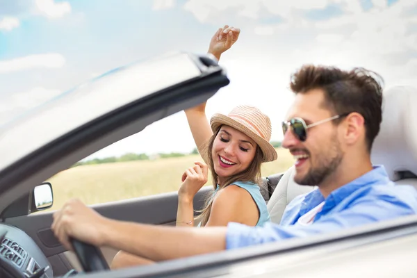 Ehepaar genießt eine Fahrt im Cabrio — Stockfoto