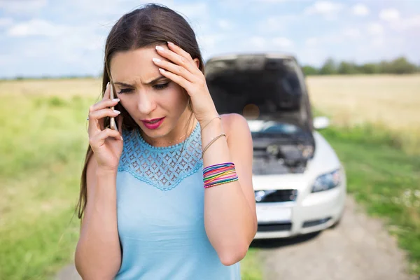 Vrouw met afgebroken auto — Stockfoto