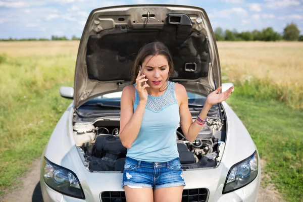 Vrouw met afgebroken auto — Stockfoto