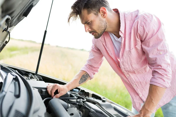 Mann mit kaputtem Auto — Stockfoto