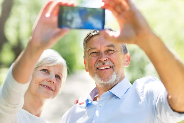 Senior Par som tar Selfie — Stockfoto