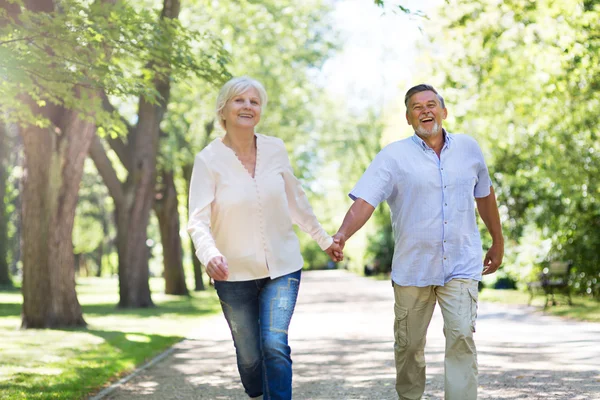 Pareja mayor corriendo — Foto de Stock