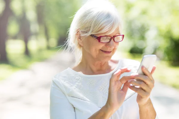 Femme âgée au téléphone — Photo