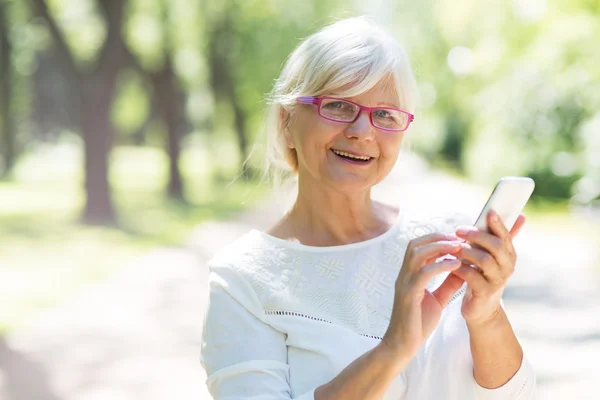 Femme âgée au téléphone — Photo