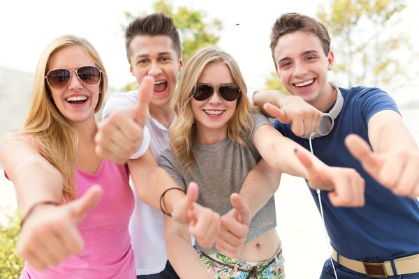 Adolescenti con pollice in su — Foto Stock