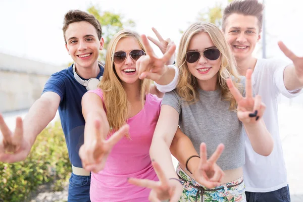 Gruppo di amici adolescenti — Foto Stock