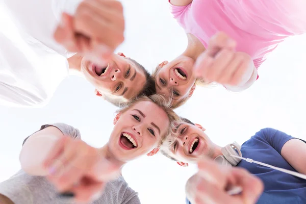 Gruppo di amici adolescenti — Foto Stock