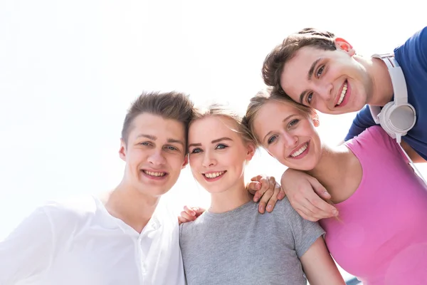 Gruppo di amici adolescenti — Foto Stock