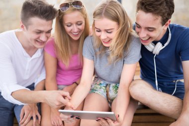 Dijital tablet kullanarak arkadaş grubu