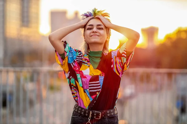 Retrato Bela Pessoa Não Binária Rua Cidade Pôr Sol — Fotografia de Stock