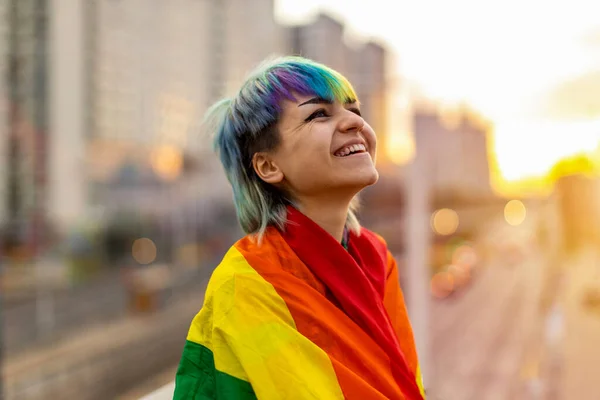 Retrato Una Persona Fluida Género Con Bandera Arco Iris — Foto de Stock