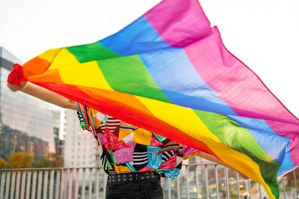 Retrato Una Persona Binaria Feliz Ondeando Bandera Del Arco Iris —  Fotos de Stock
