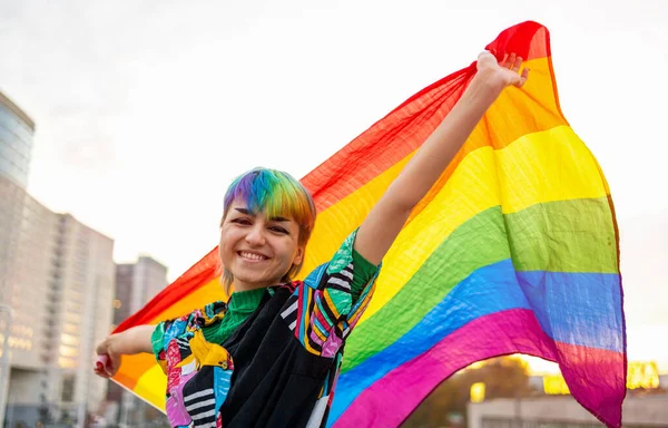 虹の旗を振る幸せな非バイナリ人の肖像 — ストック写真