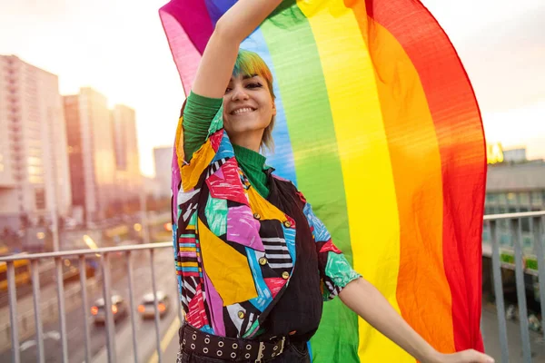 Retrato Una Persona Binaria Feliz Ondeando Bandera Del Arco Iris —  Fotos de Stock
