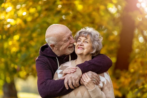 Glad Senior Par Tillbringa Tid Tillsammans Vacker Stadspark Hösten — Stockfoto