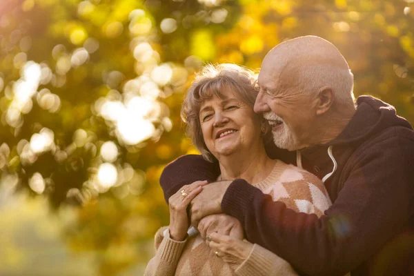 Feliz Pareja Ancianos Pasando Tiempo Juntos Hermoso Parque Ciudad Otoño — Foto de Stock