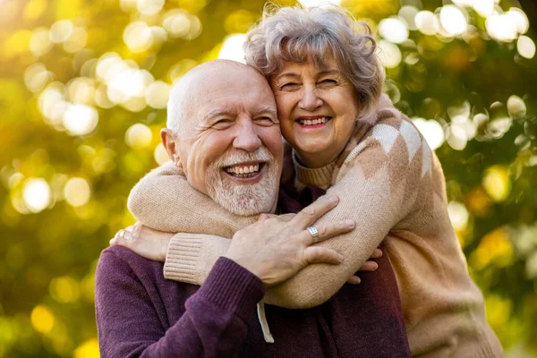 Szczęśliwa Para Seniorów Spędza Razem Czas Pięknym Parku Miejskim Jesienią — Zdjęcie stockowe