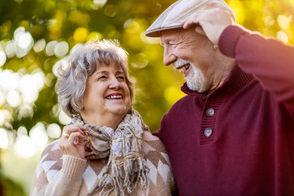 Feliz Pareja Ancianos Pasando Tiempo Juntos Hermoso Parque Ciudad Otoño — Foto de Stock