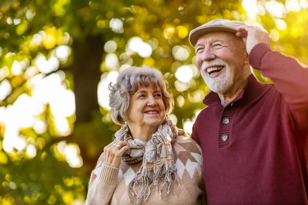 Szczęśliwa Para Seniorów Spędza Razem Czas Pięknym Parku Miejskim Jesienią — Zdjęcie stockowe