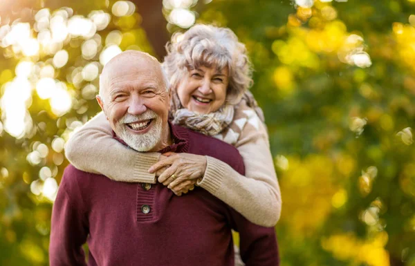 Szczęśliwa Para Seniorów Spędza Razem Czas Pięknym Parku Miejskim Jesienią — Zdjęcie stockowe