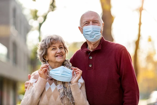 Retrato Casal Sênior Usando Máscaras Protetoras Livre — Fotografia de Stock