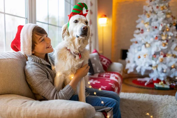 Ragazzo Suo Cane Godendo Natale Insieme Casa — Foto Stock